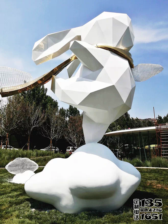 景區大型玻璃鋼幾何踩著云朵的兔子雕塑 景區大型玻璃鋼幾何踩著云朵的兔子雕塑