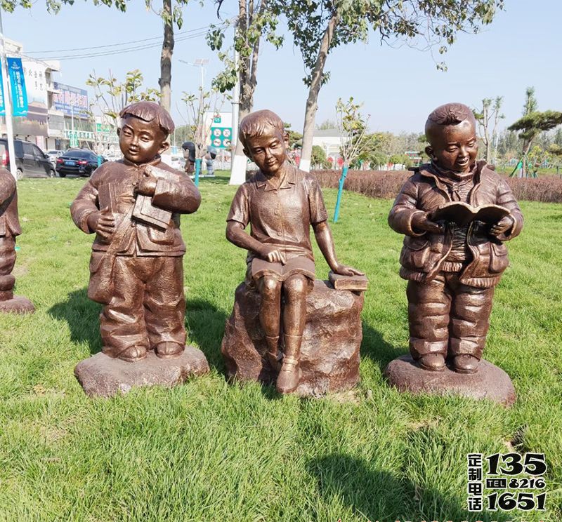 公園草坪玻璃鋼仿銅兒童讀書(shū)雕塑