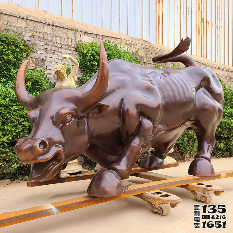 公園里擺放的玻璃鋼仿銅華爾街牛雕塑 公園里擺放的玻璃鋼仿銅華爾街牛雕塑