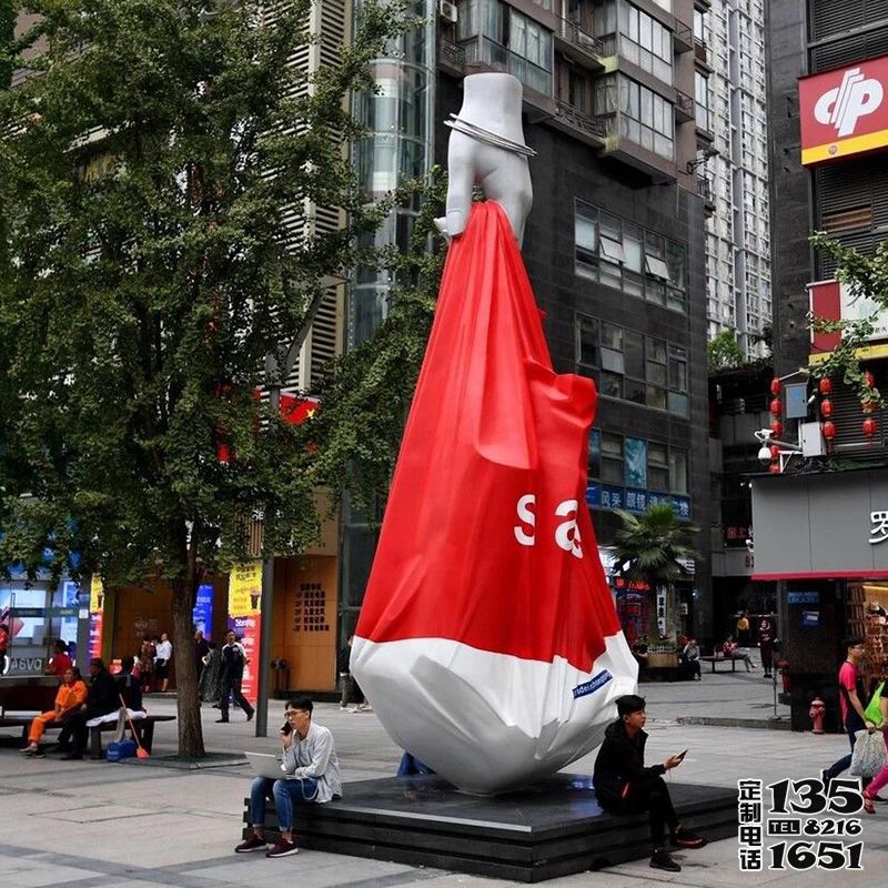 廣場(chǎng)街道創(chuàng)意玻璃鋼手拿購(gòu)物袋雕塑 廣場(chǎng)街道創(chuàng)意玻璃鋼手拿購(gòu)物袋雕塑