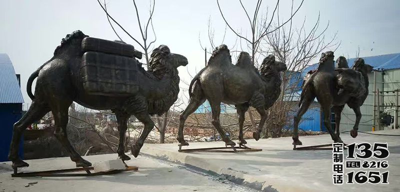 戶(hù)外街道三只玻璃鋼仿銅駱駝雕塑 戶(hù)外街道三只玻璃鋼仿銅駱駝雕塑
