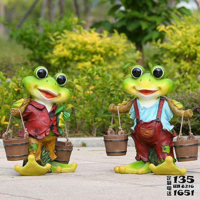 草坪兩只可愛的玻璃鋼青蛙雕塑