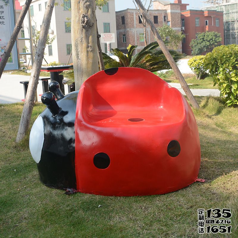 公園里擺放的座椅玻璃鋼彩繪七星瓢蟲(chóng)雕塑 公園里擺放的座椅玻璃鋼彩繪七星瓢蟲(chóng)雕塑