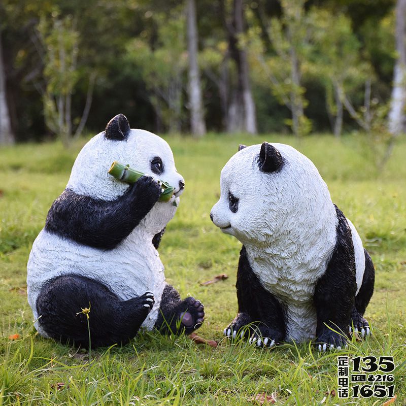 公園草坪擺放的兩只玻璃鋼仿真動(dòng)物國(guó)寶熊貓雕塑 公園草坪擺放的兩只玻璃鋼仿真動(dòng)物國(guó)寶熊貓雕塑