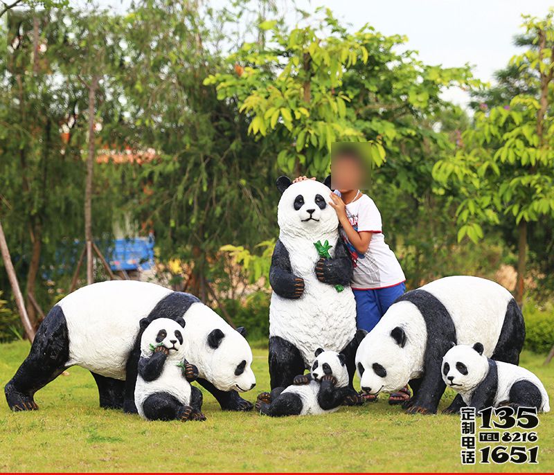 戶(hù)外操場(chǎng)擺放的仿真創(chuàng)意栩栩如生熊貓玻璃鋼雕塑
