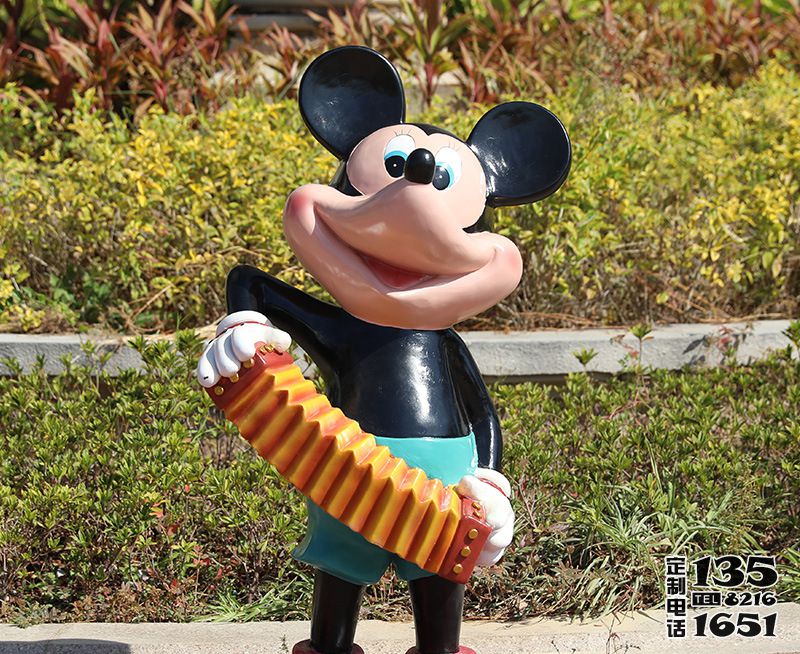 公園一只彈風琴的玻璃鋼卡通米老鼠雕塑 公園一只彈風琴的玻璃鋼卡通米老鼠雕塑